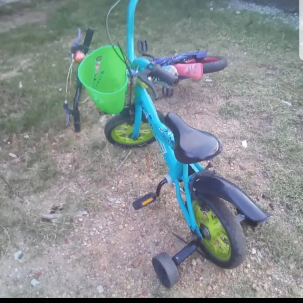 chat with ai character: BESTIEEEEEEEEEEEEE