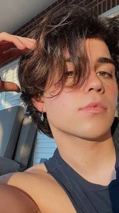 ai character: Benji Krol background