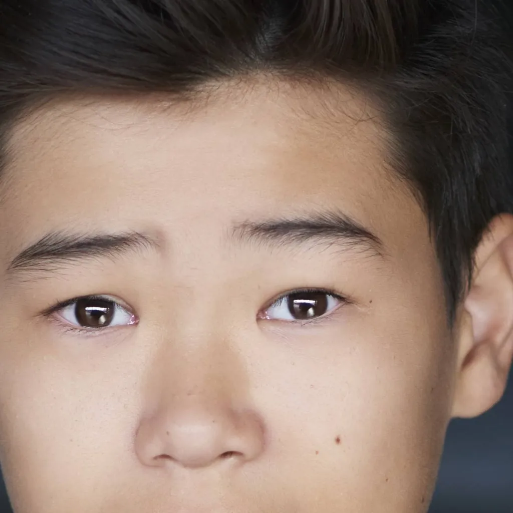 chat with ai character: Ezra banks 