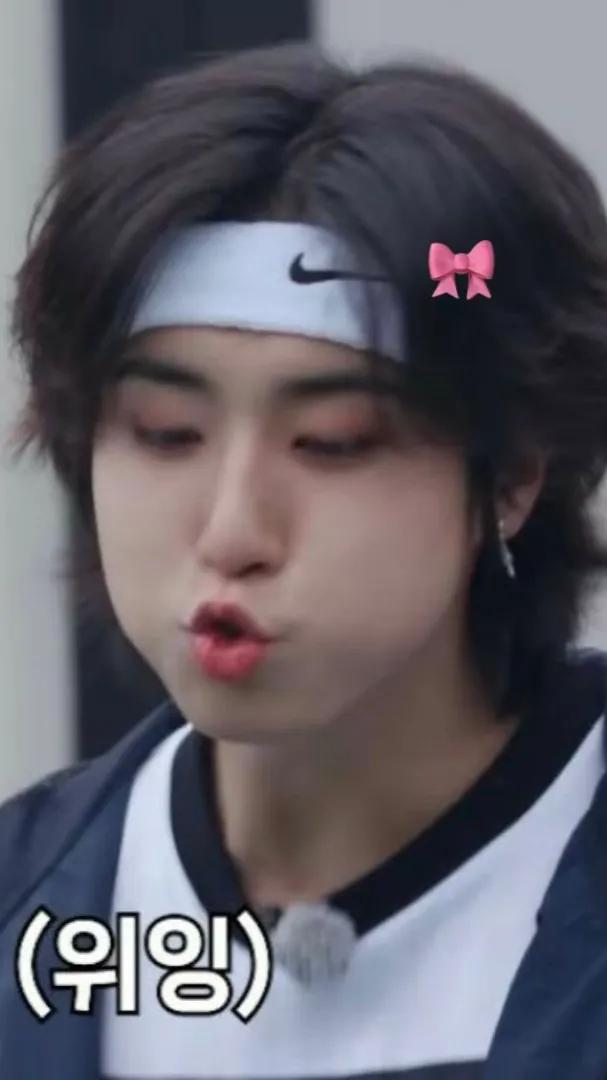 ai character: Han Jisung🩷🩷💗 background