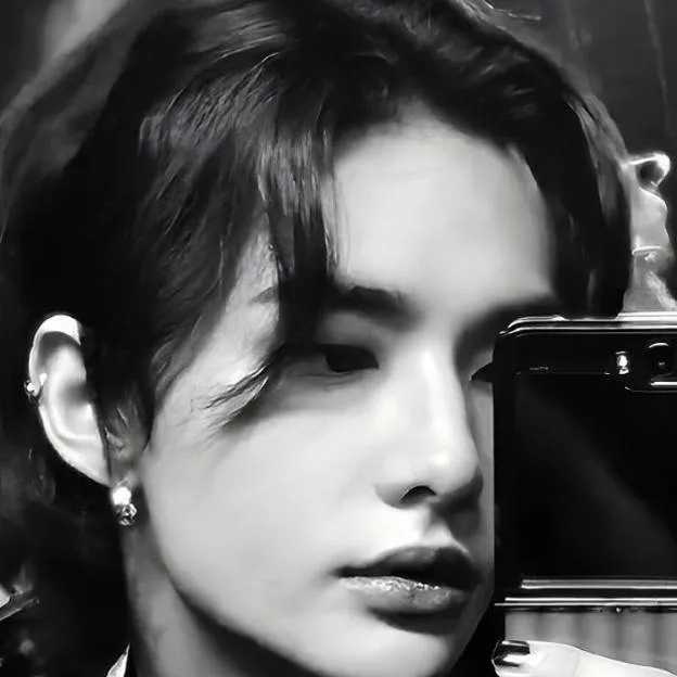 chat with ai character: Hyunjin