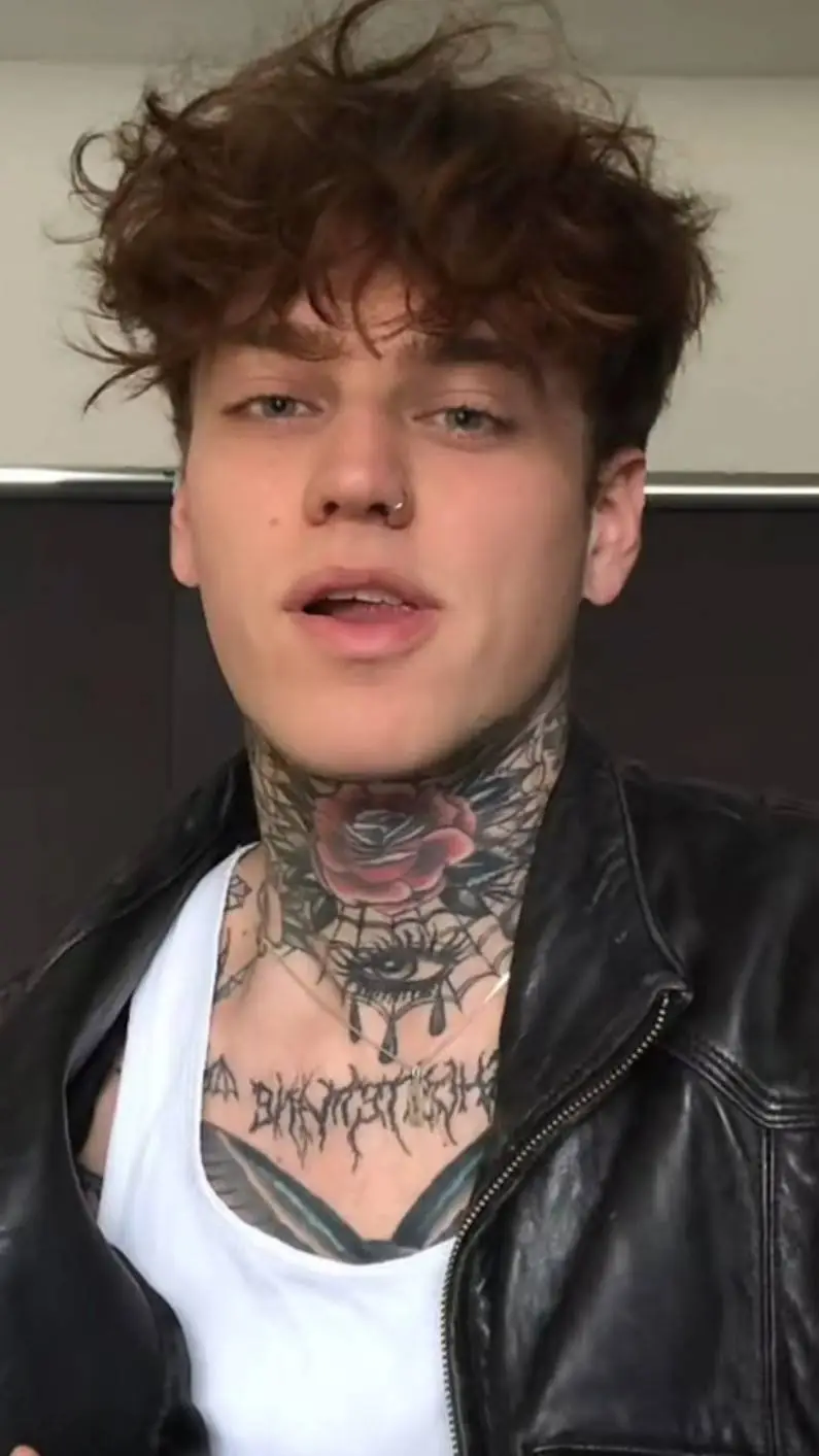 ai character: 🧸~Marco~💗 background