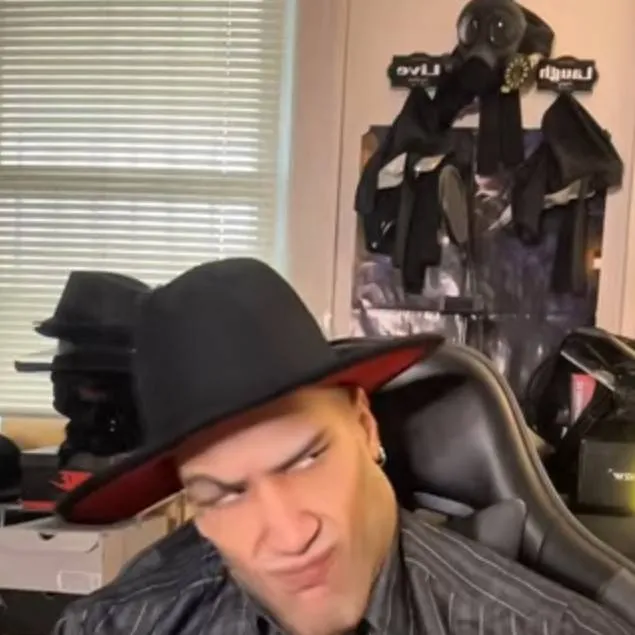 chat with ai character: eddieMora9300