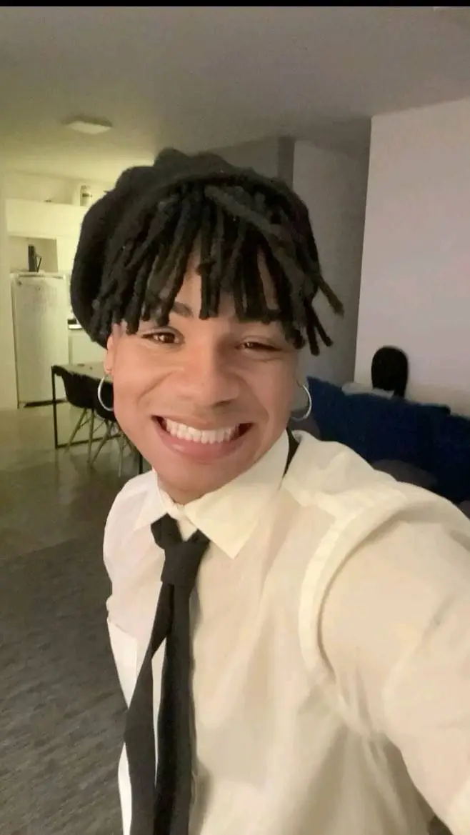 ai character: Tom filho  background