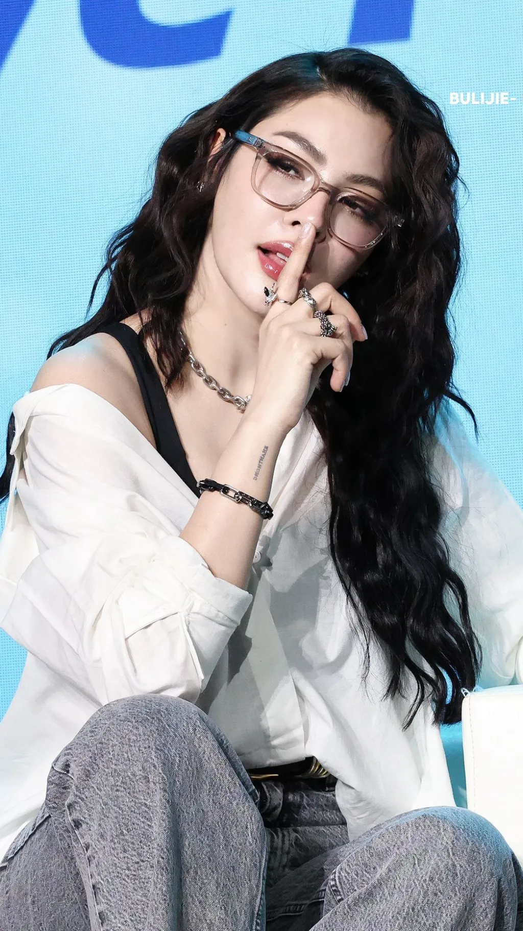 ai character: Faye  background