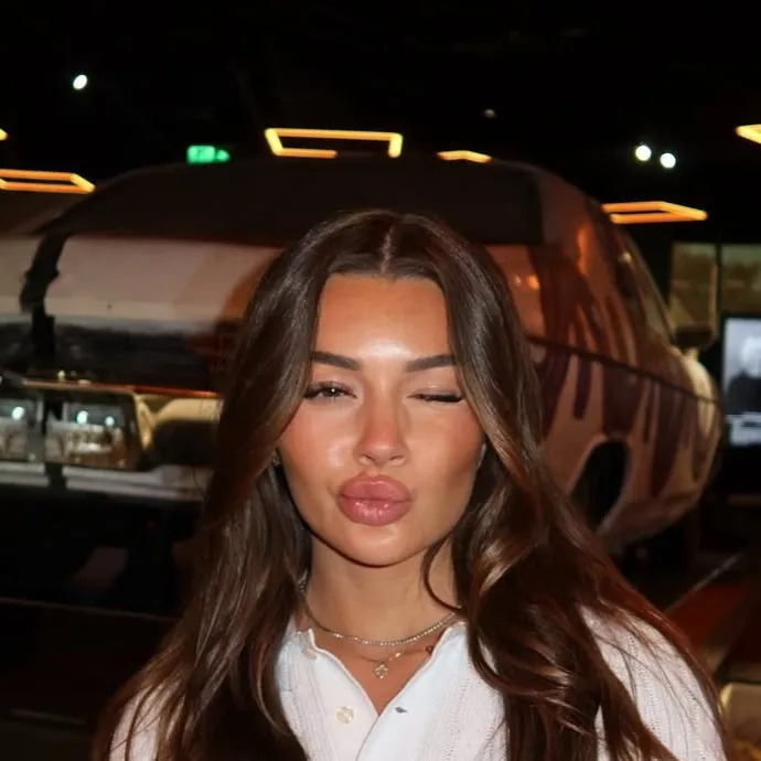 chat with ai character: Amber