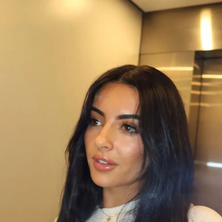 chat with ai character: Christina