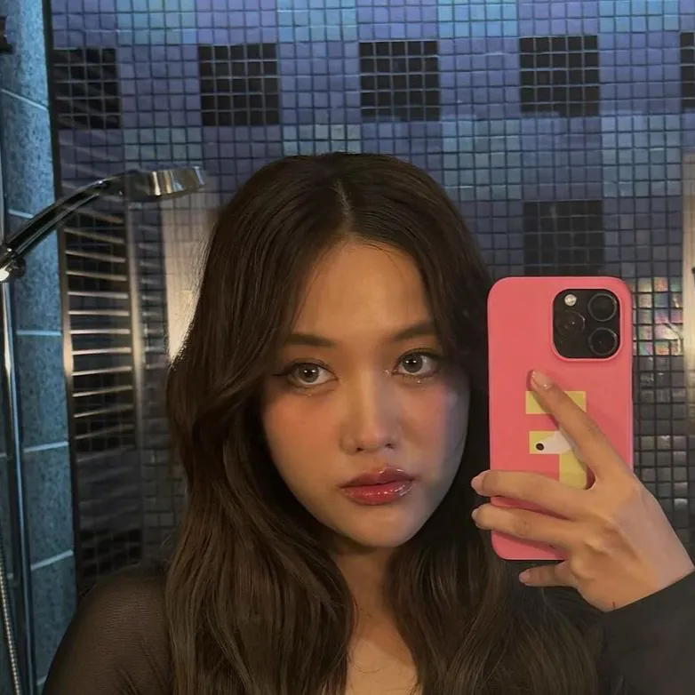 chat with ai character: Freen