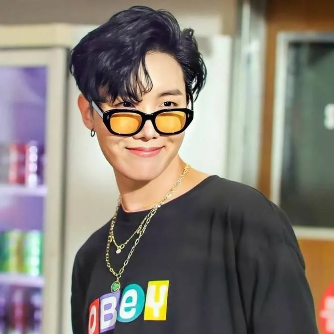 chat with ai character: K-pop Idol 