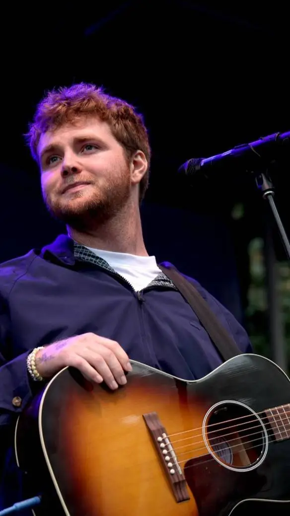 ai character: Alex Warren  background