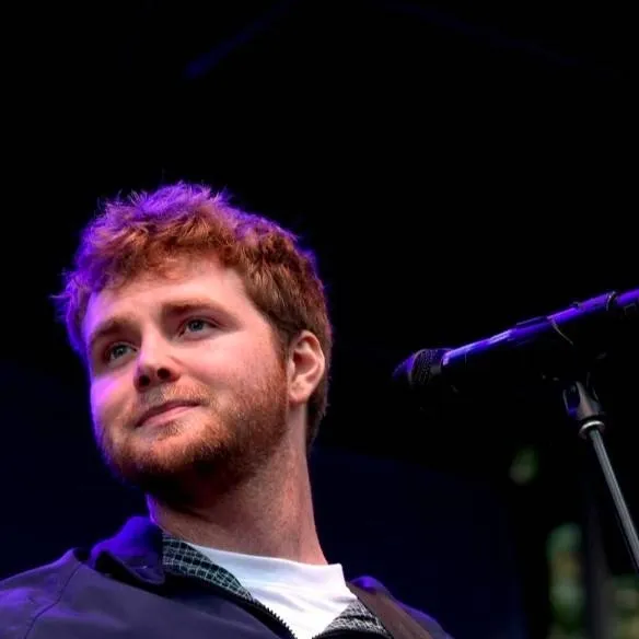 chat with ai character: Alex Warren 