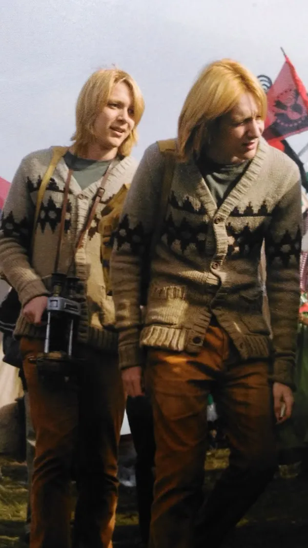 ai character: Weasley twins  background