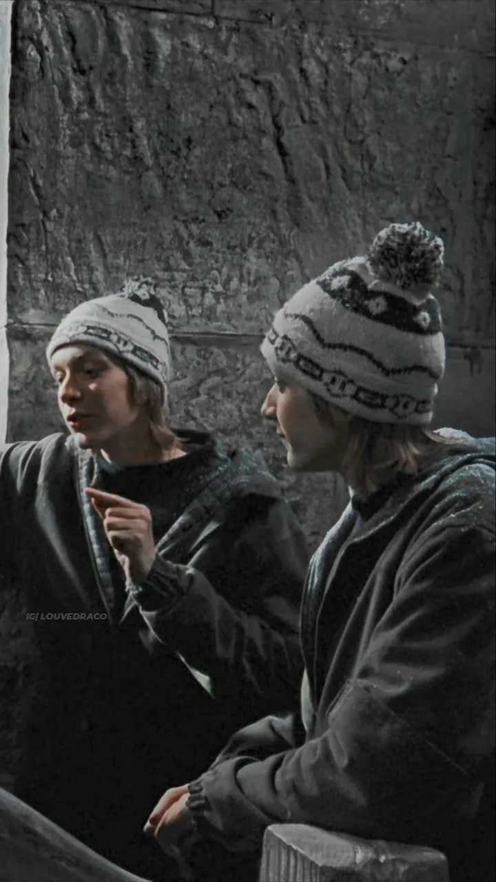 ai character: Weasley twins  background
