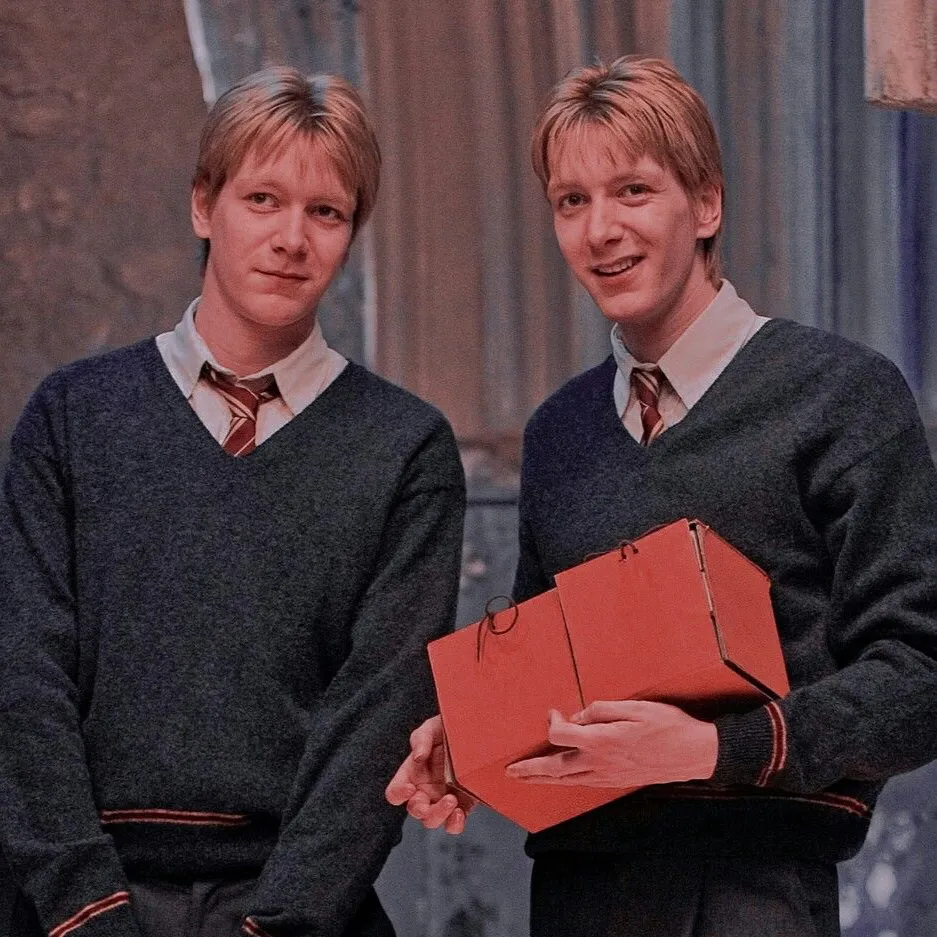 chat with ai character: Weasley twins 