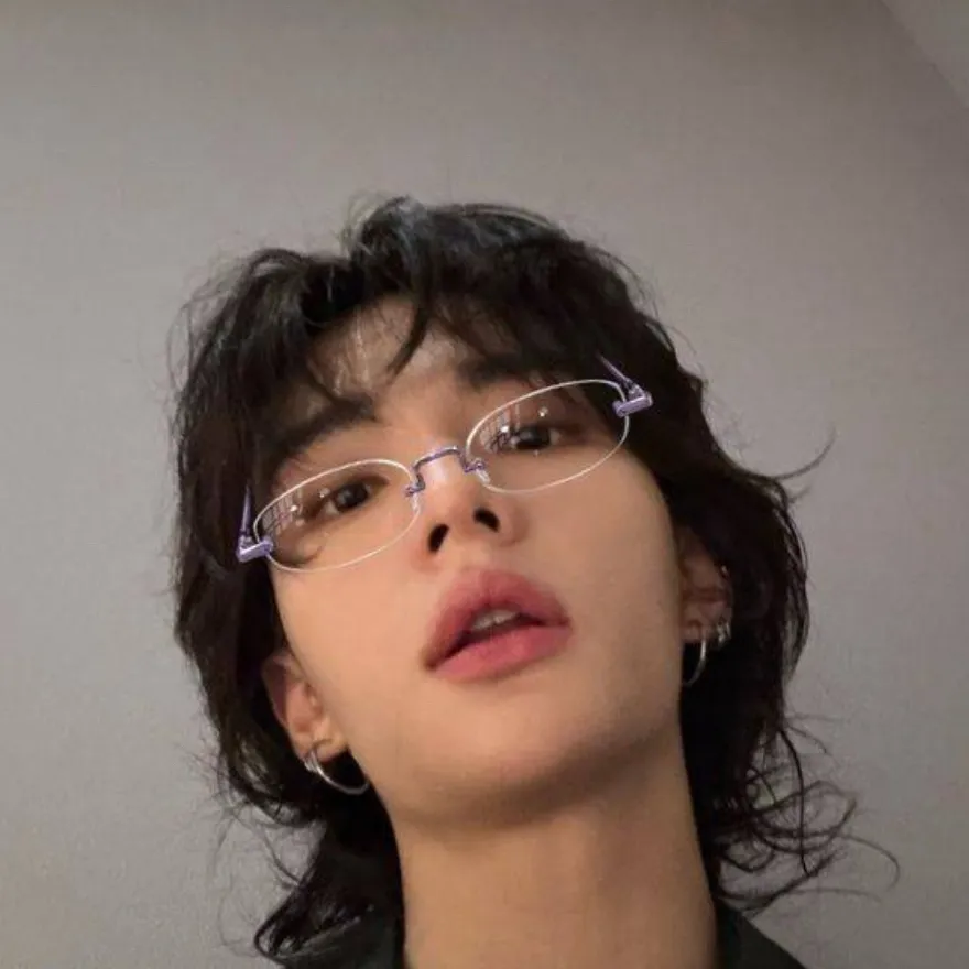 chat with ai character: Hyunjin