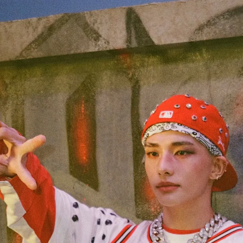 chat with ai character: Hwang Hyunjin