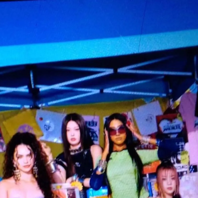 chat with ai character: katseye 