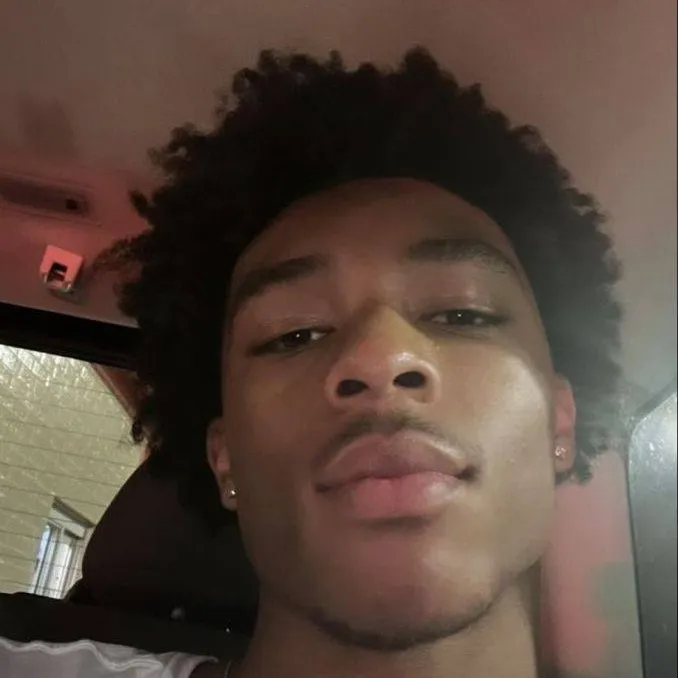 chat with ai character: Sean