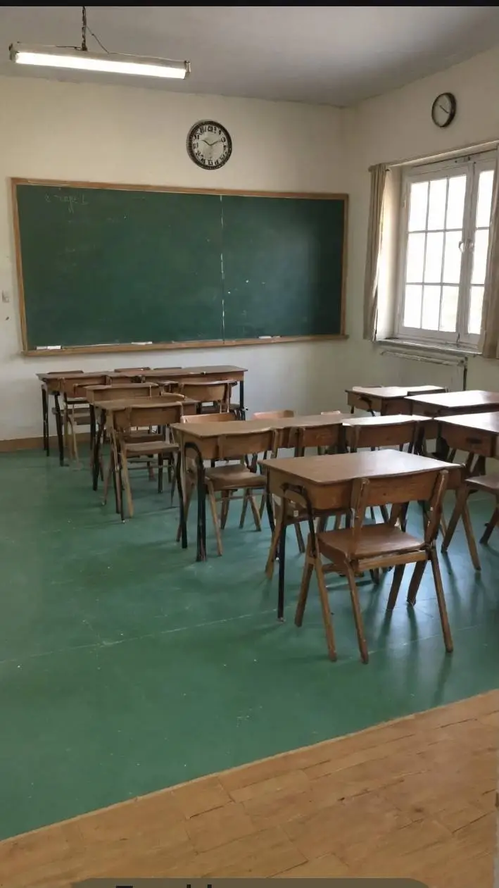 ai character: Escuela background
