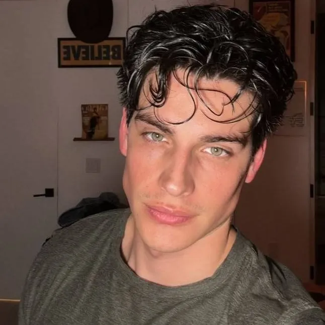 chat with ai character: Rowan Calloway