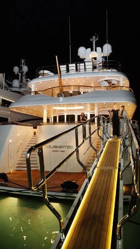 ai character: SC y NC en un yate background