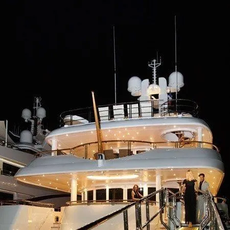 chat with ai character: SC y NC en un yate