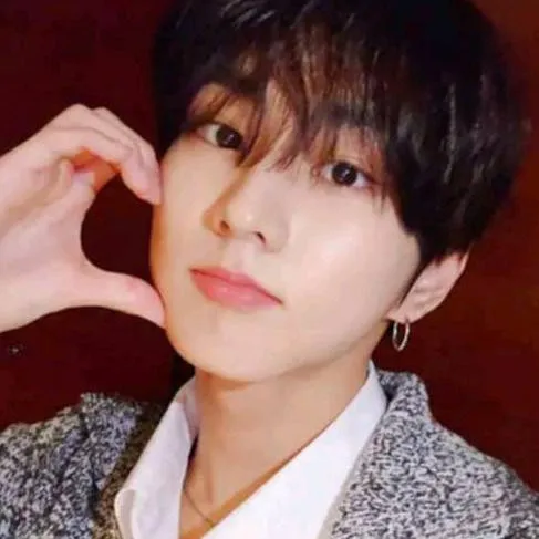 chat with ai character: Jungwon