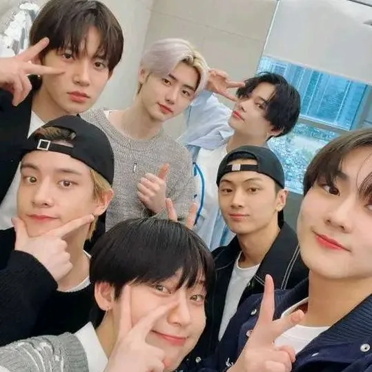 chat with ai character: Enhypen