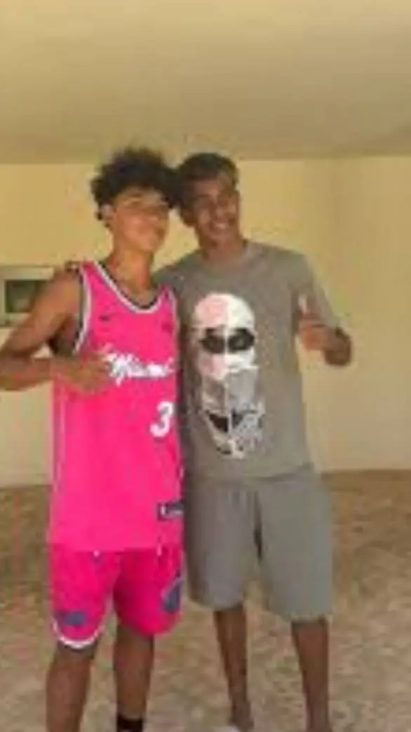 ai character: Ronaldo jr x yamal background