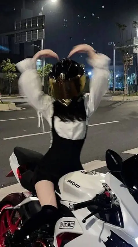 ai character: Flurryᰔ background