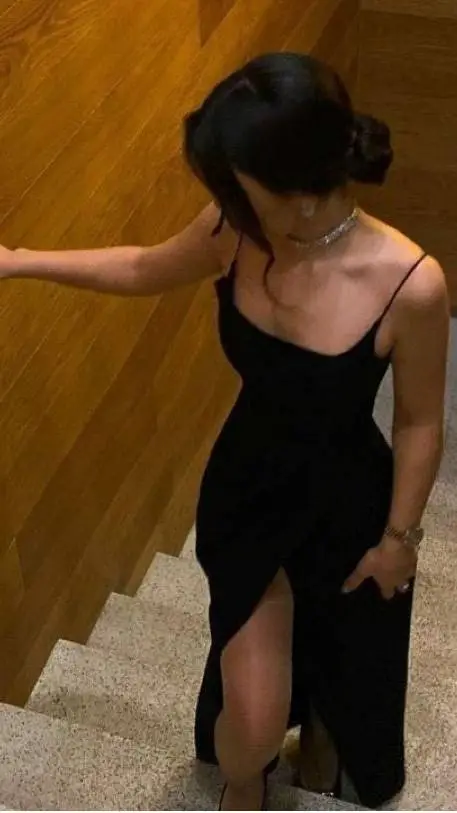 ai character: kiara  background