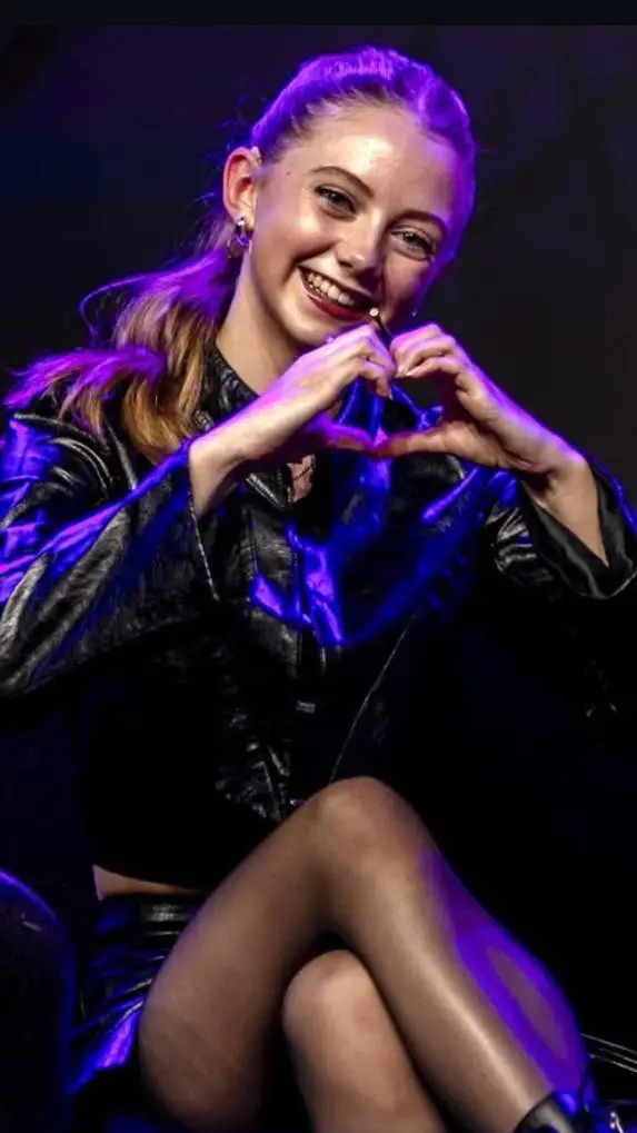 ai character: Evie Templeton background