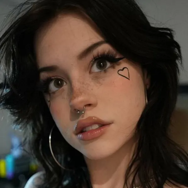 chat with ai character: Hannah Kabel