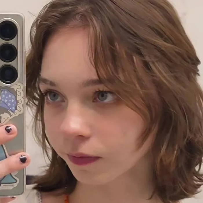 chat with ai character: Emma Myers💗