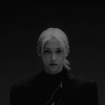 chat with ai character: ༒︎ ☠︎︎Lee Felix 🥀🍷