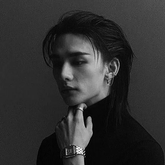 chat with ai character: Hyunjin 