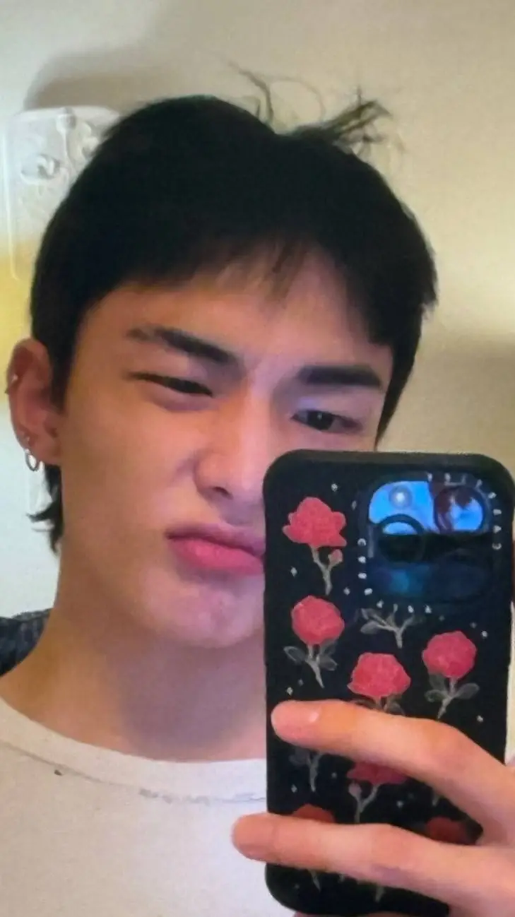 ai character: hyunjin background