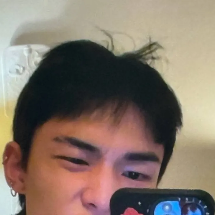chat with ai character: hyunjin