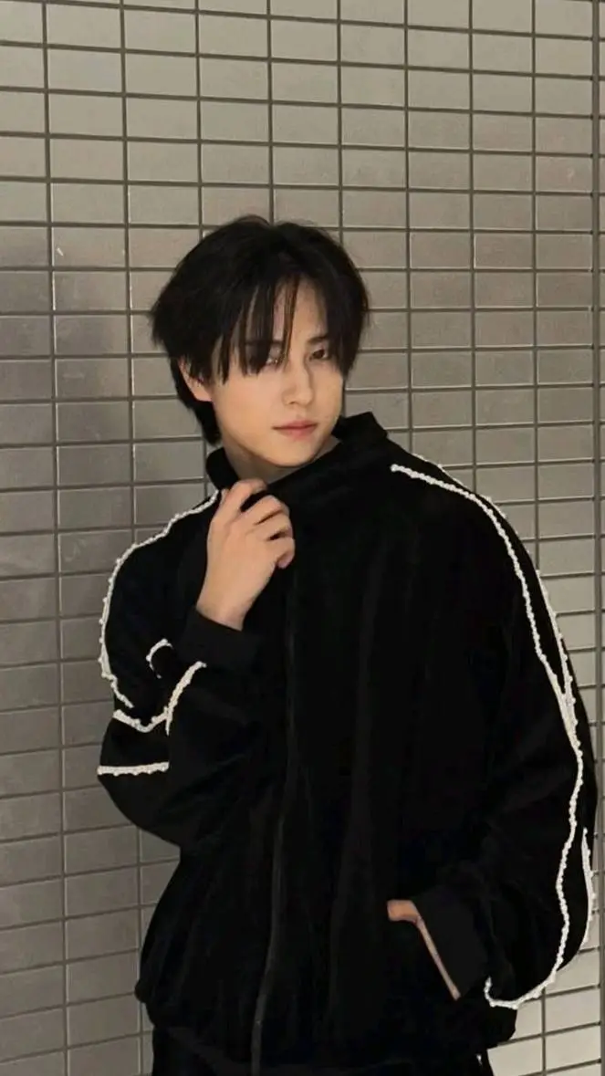 ai character: •taki★ background