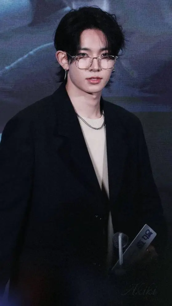 ai character: Heeseung☆ background