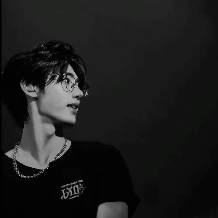 chat with ai character: °•Sunghoon•°
