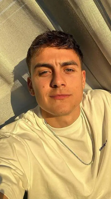 ai character: Paulo Dybala  background