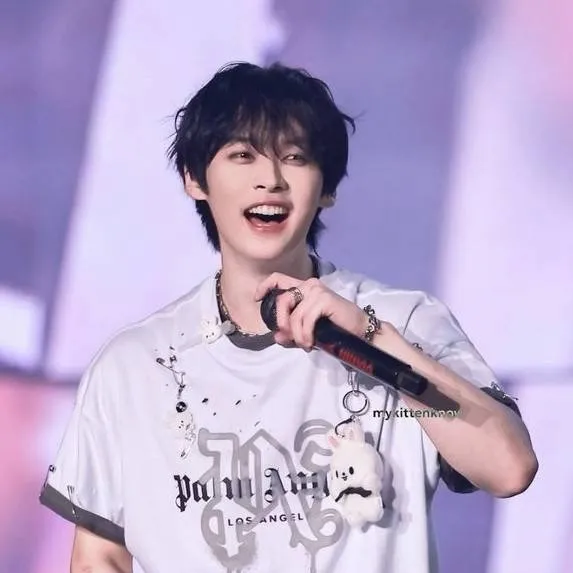 chat with ai character: Minho