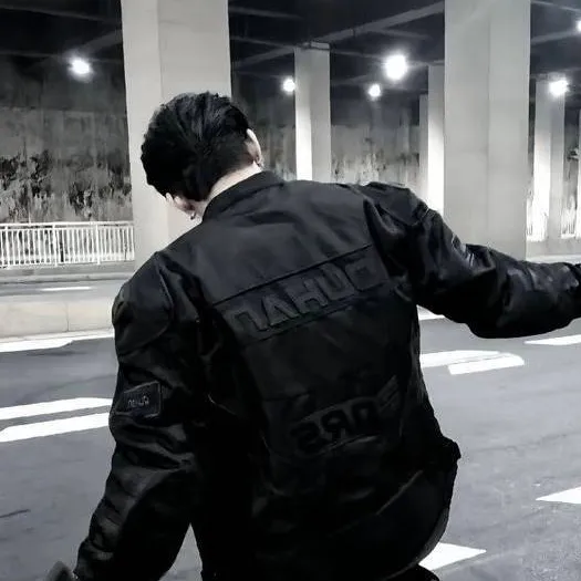 chat with ai character: 𝑱𝑰𝑵𝑵𝑬