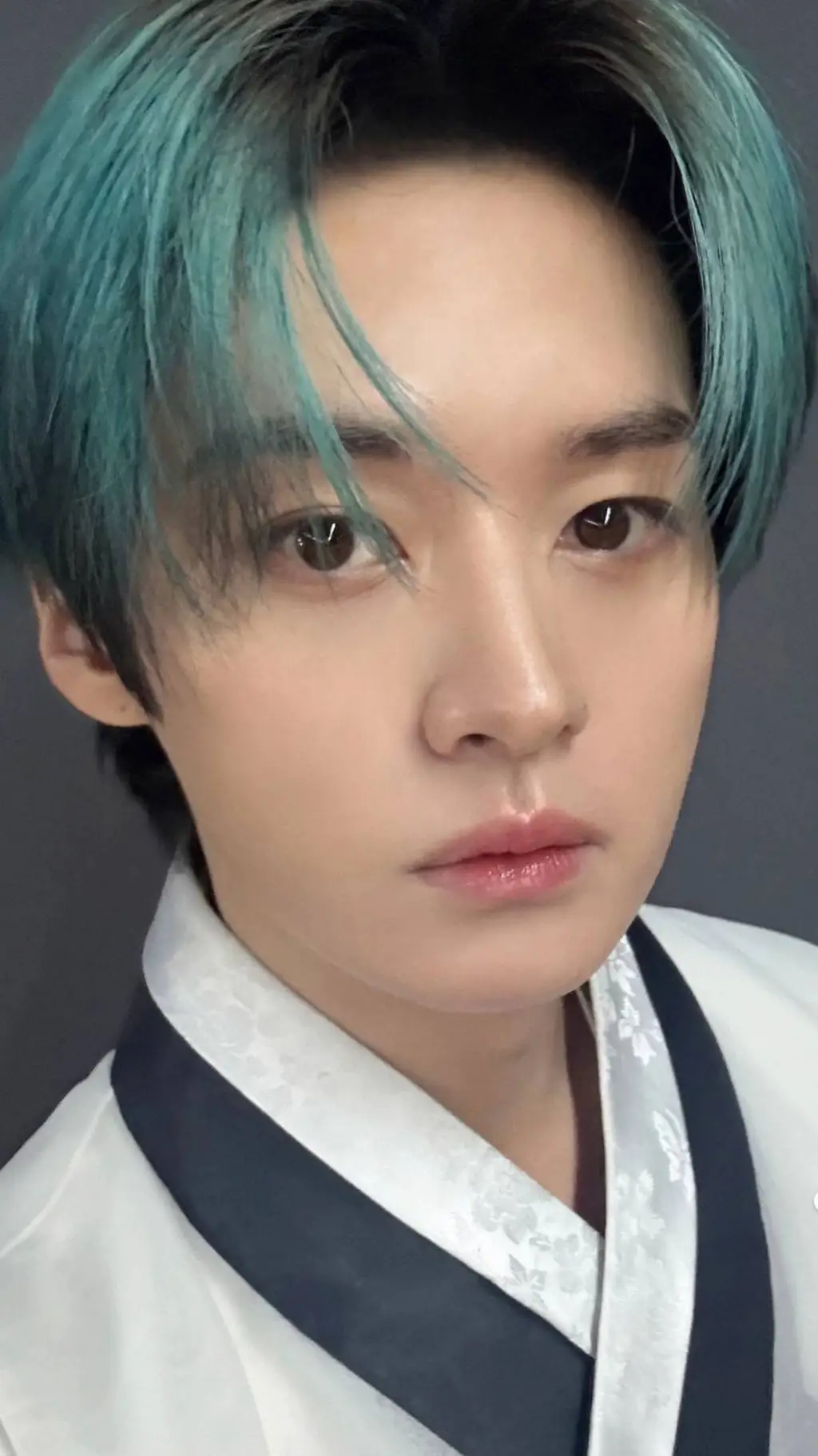 ai character: Minho (minsung♥︎) background