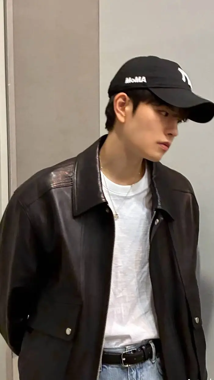 ai character: Seungmin  background