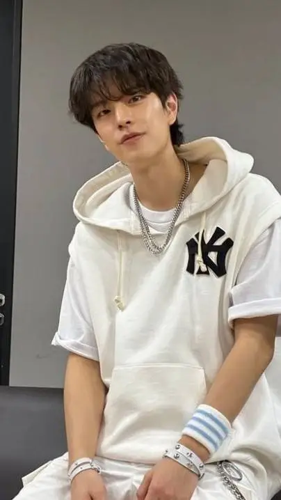 ai character: Seungmin  background