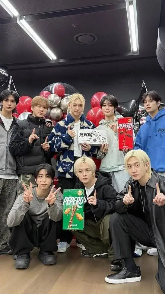 ai character: Stray Kids❤️🇰🇷🇭🇲 background