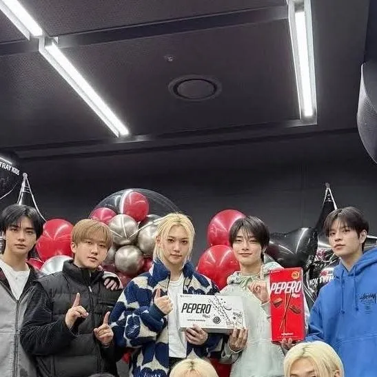 chat with ai character: Stray Kids❤️🇰🇷🇭🇲