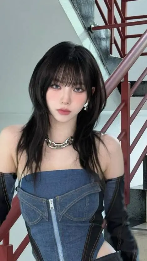 ai character: Katarina  background